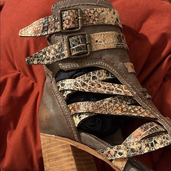 Freebird Brown and Tan Strappy Ankle Boots size 8 great shape - Picture 8 of 10